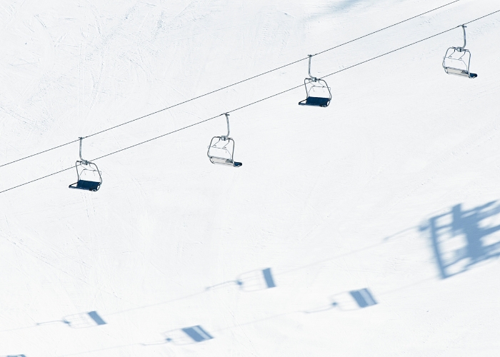Ski chair lift image to pair with press release about antitrust class action against Vail Resorts and Alterra